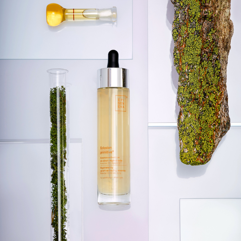 Epigeniva Eclosion Primitive Serum – product bottle on display with salamander-inspired decoration and natural elements
