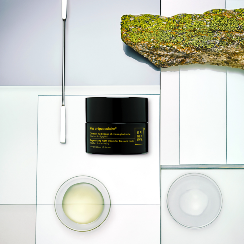 Epigeniva Mue crépusculaire Regenerating Night Cream – closed jar on display