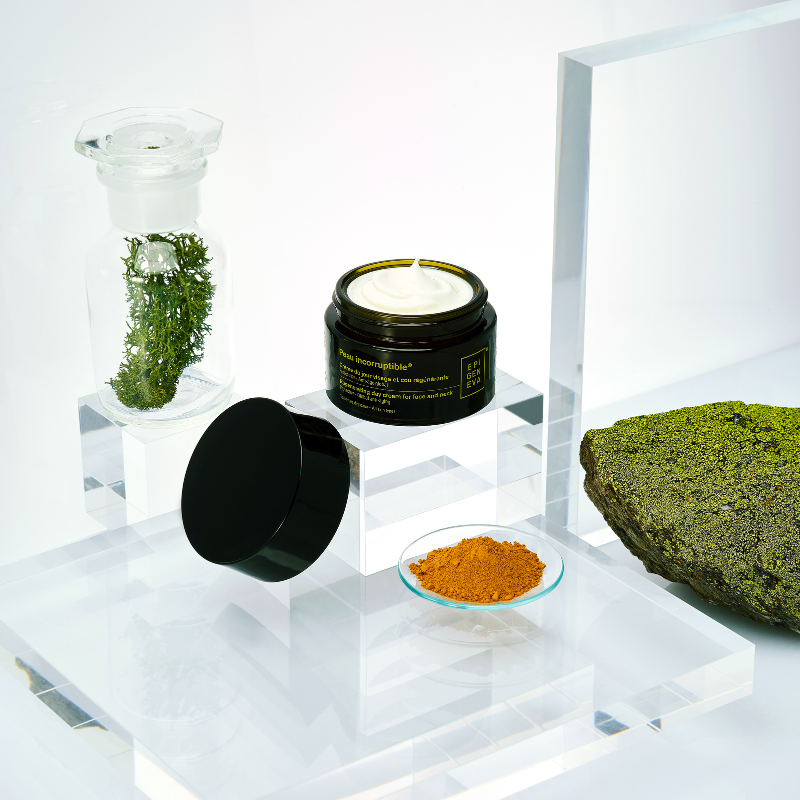 Epigeniva Peau incorruptible Regenerating Day Cream – open jar on display