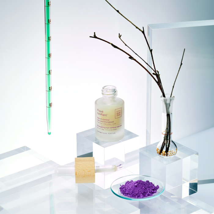 Epigeniva Piqué tonifiant Energizing Eye Contour Serum – open bottle on display