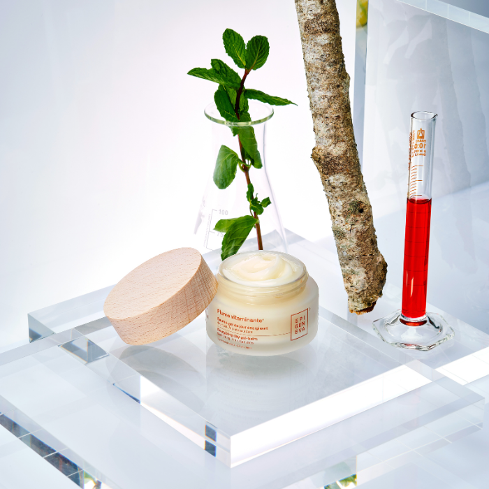 Epigeniva Plume vitaminante Energizing Day Gel-Balm – open jar on display