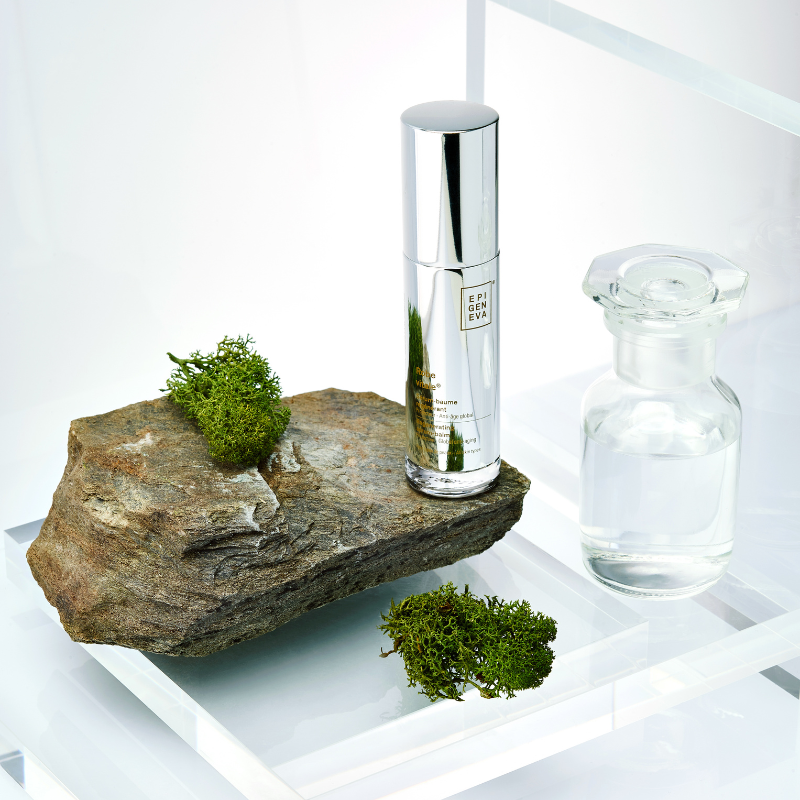 Epigeniva Robe vitale Regenerating Serum-Balm – bottle on display, side angle

