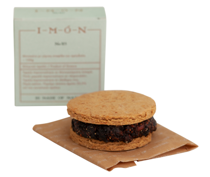 Macaron sandwich with a box labeled 'Lómon' on a white background